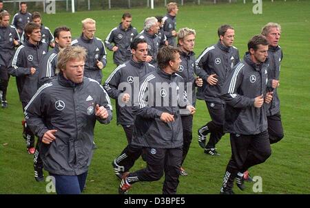 (Dpa) - der deutsche Fußball-Nationalmannschaft Aufwärmen vor einer Trainingseinheit in Wentorf bei Hamburg, 7. Oktober 2003. Die deutsche Mannschaft stehen Island in der Euro-Qualifikationsspiel in Hamburg am 11. Oktober. Stockfoto