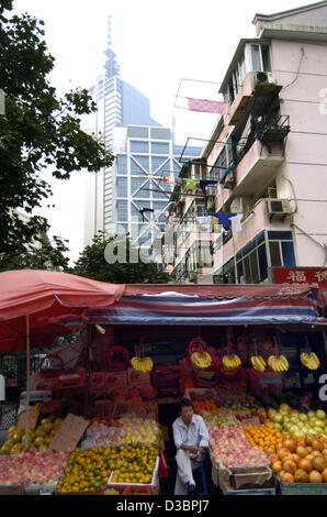 (Dpa) - ein Blick auf einem Marktstand Obst und Gemüse vor der Wohnung Blöcke in Shanghai, China, Oktober 2004. Stockfoto