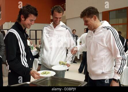 (Dpa) - deutsche Radfahrer Jan Ullrich (R) und seinen niederländischen Teamkollegen des Team T-Mobile Bas Giling (L) und Bram Schmitz (C) besuchen das traditionelle Team-Besprechung am Rande einer Pressekonferenz in den Haag, Niederlande, am Montag, 22. November 2004. Stockfoto