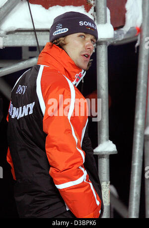 (Dpa) - deutscher Skispringer Sven Hannawald Uhren der 53. internationalen Vierschanzentournee in Oberstdorf, Deutschland, 29. Dezember 2004. Hannawald "Burnout-Syndrom" leidet und nahm somit nicht am Turnier Teil. Stockfoto