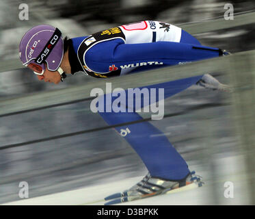 (Dpa) - das Foto zeigt deutschen Skispringer Martin Schmitt im Vorfeld während der 53. internationalen Vierschanzentournee in Oberstdorf, Deutschland, 29. Dezember 2004. Schmitt brach nach seinem ersten Sprung. Stockfoto