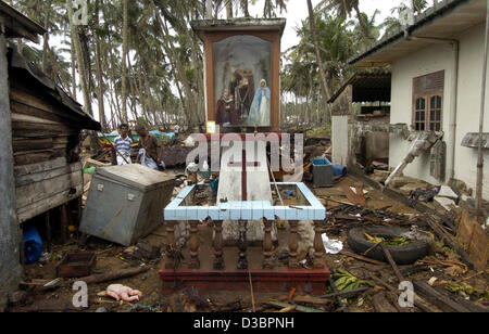 (Dpa) - steht ein katholischen Schrein im zerstörten Houes in Muratuwa, südlich der Hauptstadt Colombo, Sri Lanka, 28. Dezember 2004. Die Küste von Sri Lanka war eines der Gebiete, die von dem verheerenden Tsunami, der bis heute den Tod von mehr als 60.000 Menschen in Südasien entstanden am stärksten betroffen. Stockfoto