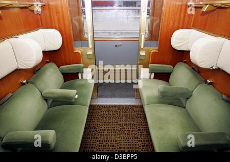 (Dpa) - ein Blick auf einen der Zugabteilen der historischen "World Champion Train" von 1954 am Hauptbahnhof Nürnberg, 22. Juli 2005. Die erfolgreiche deutsche Fußballmannschaft zurück auf dieser Dieselmotor angetrieben VT 08 Zug von Bern in der Schweiz nach Deutschland, nach dem Gewinn der Socce Stockfoto