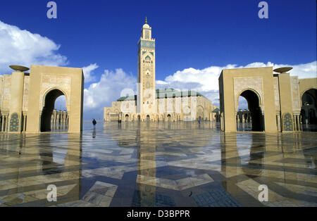 (Dpa) - Blick auf die Moschee Hassan II in Casablanca, Marokko, 2001. Die Moschee ist die größte Moschee in Nordafrika und der zweitgrößte in der Welt. Es bietet Platz für 25.000 Worshippers innerhalb und außerhalb einer anderen 80.000. Das 210 Meter hohe Minarett ist das höchste in der Welt und ist sichtbar Tag und nig Stockfoto