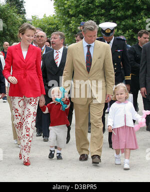 (Dpa) - Belgian Crown Prince Philippe (C), Kronprinzessin Mathilde (L) und ihre Kinder Prinz Gabriel (L) und Prinzessin Elisabeth nehmen Sie Teil an den belgischen Nationalfeiertag Feierlichkeiten in Tagesexkursion, Belgien, 21. Juli 2005. (NIEDERLANDE) Stockfoto