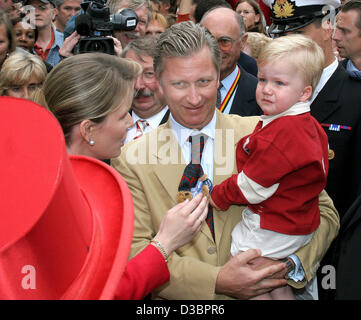 (Dpa) - Belgian Crown Prince Philippe (C), Kronprinzessin Mathilde (L) und ihrem Sohn Prince Gabriel (R) nehmen Teil an den belgischen Nationalfeiertag Feierlichkeiten in Tagesexkursion, Belgien, 21. Juli 2005. (NIEDERLANDE) Stockfoto