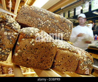 (Dpa-Dateien) - frisch gebackenes Brot liegt auf einem Regal an der Bio-Supermarkt "Basic" in Frankfurt am Main, 4. März 2004. Der Supermarkt, das gehört zu einer kleinen Kette von Bioläden, verkauft nur organische hergestellte waren. Stockfoto