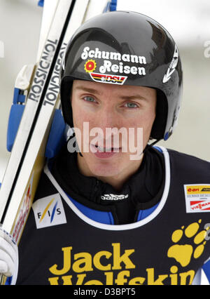 (Dpa) - deutscher Skispringer Michael Uhrmann trägt seine Skier bei einem Trainingslauf für die erste Etappe der 53. internationalen Vierschanzentournee in Oberstdorf, Deutschland, 28. Dezember 2004. Stockfoto