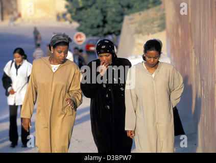 (Dpa) - drei junge marokkanische Frauen auf dem Heimweg von der Arbeit in Fes, Marokko, im Jahr 2001 zu sprechen. Stockfoto