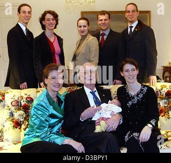 (Dpa-Dateien) - Graf Lennart Bernadotte (vorne, C) hält seine jüngste Enkelin Paulina Marie, in seinen Armen beim posieren für eine Familie Bild zusammen mit seiner Frau Sonja (vorne, L), die älteste Tochter Bettina (vorne, R), (von L bis R zurück) seinen Sohn Christian, Töchtern Catherina Und Diana, Dian Stockfoto