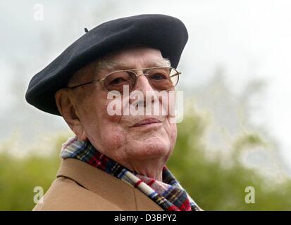 Das Foto zeigt (Dpa-Dateien) - Graf Lennart Bernadotte während der Feierlichkeiten zu seinem 95. Geburtstag auf der Insel Mainau in Bodensee, Deutschland, 8. Mai 2004. Graf Lennart Bernadotte, Herr der die "Blumeninsel" Mainau im warmen Bodensee Deutschlands, starb am 21. Dezember 2004 im Alter von 95 Jahren. T Stockfoto