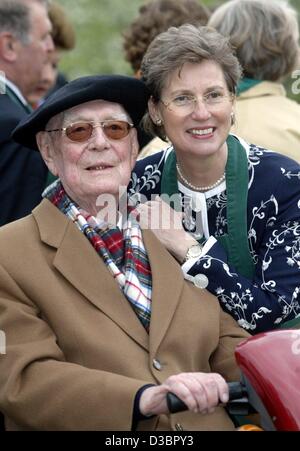 (Dpa-Dateien) - setzt Gräfin Sonja Bernadotte ihren Arm um Graf Lennart Bernadotte (L) während der Feierlichkeiten zu seinem 95. Geburtstag auf der Insel Mainau in Bodensee, Deutschland, 8. Mai 2004. Graf Lennart Bernadotte, Herr der die "Blumeninsel" Mainau im warmen Bodensee Deutschlands sterben Stockfoto