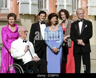 (Dpa-Dateien) - (L-R): Gräfin Sonja und Graf Lennart Bernadotte, Prinz Carl Philip von Schweden, Königin Silvia von Schweden, Comtess Catherina Bernadotte und König Carl XVI. Gustaf von Schweden posieren für ein Familienfoto im Schloss Hof auf der Insel Mainau in Bodensee, Deutschland, 7. Mai 2004. Die schwedische Stockfoto
