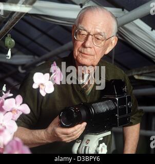 Das Foto zeigt (Dpa-Dateien) - Graf Lennart Bernadotte, die früher ein leidenschaftlicher Fotograf und galt als eines der besten Macrophotographers auf der Insel Mainau in Bodensee, Deutschland, 13. März 1989. Er gewann zahlreiche Preise für seine Nahaufnahmen von Blumen. Graf Lennart werden Stockfoto