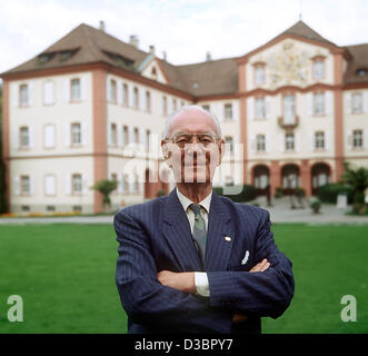 (Dpa-Dateien) - Graf Lennart Bernadotte steht vor seinem Schloss auf der Insel Mainau in Bodensee, Deutschland, 15. Mai 1972. Graf Lennart Bernadotte starb am 21. Dezember 2004 im Alter von 95 Jahren. Die Mainau-Regierung sagte, dass er in seinem Schloss Insel friedlich umgeben von seiner Familie gestorben. Die Stockfoto