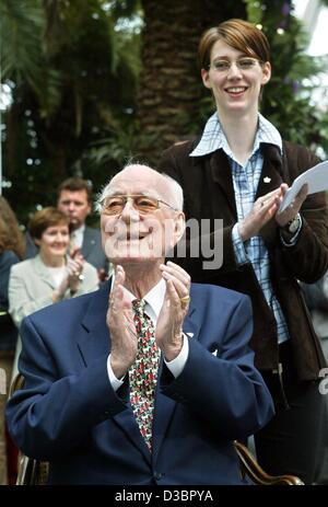 (Dpa-Dateien) - lobt Graf Lennart Bernadotte (vorne) beim Sitzen vor der seine Tochter Bettina, die auch auf Bernadotte Anwesen auf der Insel Mainau in Bodensee, Deutschland, 27. März 2003 begrüßt. Graf Lennart Bernadotte starb am 21. Dezember 2004 im Alter von 95 Jahren. Die Verwaltung der Mainau sa Stockfoto