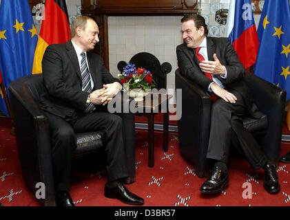 (Dpa) - Bundeskanzler Gerhard Schroeder plaudert mit russischen Präsidenten Vladimir Putin (L) im Atlantic Hotel in Hamburg, Deutschland, Montag, 20. Dezember 2004. Kooperationen im Bereich Wirtschaft und in der Forschung stehen im Mittelpunkt ihrer Gespräche. Es ist Schröders und Putin 28. Sitzung innerhalb von vier Jahren. (P) Stockfoto