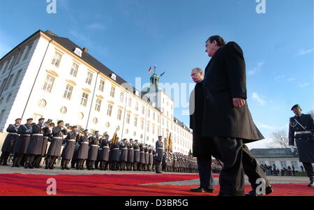 (Dpa) - russischer Präsident Vladimir Putin (L) und German Chancellor Gerhard Schroeder (R) inspizieren die Ehrenwache Schloss Gottorf in Schleswig, Norddeutschland, auf Dienstag, 21. Dezember 2004. Putin ist bei einem zweitägigen Besuch in Deutschland für Gespräche mit Schwerpunkt auf Kooperationen im Bereich Wirtschaft und Stockfoto