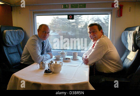 (Dpa) - Bundeskanzler Gerhard Schroeder und russischen Präsidenten Vladimir Putin (L) posieren in eine high-Speed Ice auf dem Weg von Hamburg nach Schloss Gottorf im deutschen Dorf Nordschleswig, auf Dienstag, 21. Dezember 2004. Putin begrüßt Vorschläge für Deutschland und die Europäische Union h Stockfoto