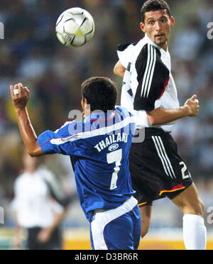 (Dpa) - der deutsche Stürmer Kevin Kuranyi (R) in einem Duell mit Thailands Rungroj Sawangsri in das internationale Freundschaftsspiel zwischen Thailand und Deutschland im Rajamangala National Stadium in Bangkok, Thailand, 21. Dezember 2004. Stockfoto