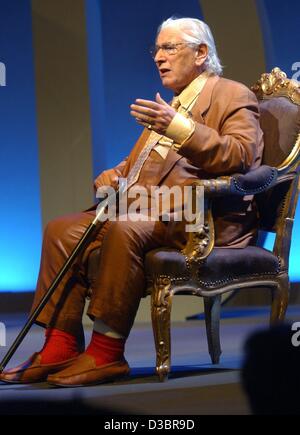 (Dpa) - der britische Schauspieler und Entertainer Sir Peter Ustinov spricht die Laudatio für einen deutschen Schauspieler, der neuen Quadriga-Preis in Berlin, 3. Oktober 2003 ausgezeichnet wurde. Stockfoto