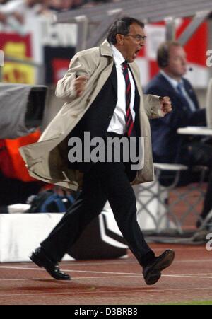 (Dpa) - der Stuttgarter Fußball-Trainer Felix Magath schreit Beratung bei seinen Spielern während der zweiten Gruppenspiel der europäischen Fußball-Champions-League gegen VfB Stuttgart und Manchester United in Stuttgart, Deutschland, 1. Oktober 2003. Stuttgart gewann das Spiel 2: 1. Stockfoto