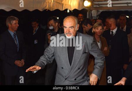 (Dpa) - der schottische Schauspieler Sir Sean Connery ("James Bond", "Name der Rose", "The Rock", "Finding Forrester") kommt bei der Premiere seines neuen Films "The Legue of Extraordinary Gentlemen" in Berlin, Deutschland, 30. September 2003. Zahlreiche VIPs zeigte sich bei der Veranstaltung im Kino "Kosmos". Sean Con Stockfoto