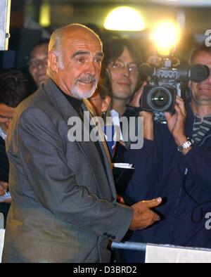 (Dpa) - der schottische Schauspieler Sir Sean Connery ("James Bond", "Name der Rose", "The Rock", "Finding Forrester") kommt bei der Premiere seines neuen Films "The Legue of Extraordinary Gentlemen" in Berlin, Deutschland, 30. September 2003. Zahlreiche VIPs zeigte sich bei der Veranstaltung im Kino "Kosmos". Sean Con Stockfoto