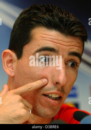 (Dpa) - Bayern Niederländisch vorwärts Roy Makaay Punkte mit seinem Zeigefinger auf seine Wange während einer Pressekonferenz in Brüssel, Belgien, 29 September 2003.FC FC Bayern München spielt In der Fußball-Champions-League-Gruppenspiel gegen den niederländischen Fußball-Klub RSC Anderlecht. Stockfoto