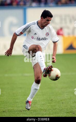 (Dpa) - Rastenanlagen Bayerns Niederländer Roy Makaay den Ball in der Bundesliga Fußball Spiel FC Bayern München gegen FC Hansa Rostock in Rostock, Deutschland, 27. September 2003. Bayern München gewann das Spiel 2: 1 gegen Rostock. Stockfoto