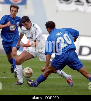 (Dpa) - Bayern niederländische vorwärts Roy Makaay (C) hat den Ball und versucht, es vor den angreifenden Spieler Rostock tschechischen Verteidiger Michal Kovar (L) zu verteidigen und niederländischen Verteidiger Delano Hill (R) während der Fußball-Bundesliga Spiel FC Bayern München gegen Hansa Rostock in Rostock, Deutschland, 27 September Stockfoto