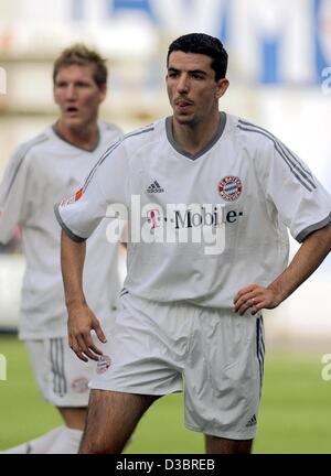 (Dpa) - Bayern Niederländisch weiterleiten Roy Makaay (vorderen) benetzt, die seine Lippen wie er aussieht bei den Veranstaltungen auf dem Platz während der Bundesliga-Fußball-Spiel Bayern München gegen Hansa Rostock in Rostock, Deutschland, 27. September 2003 konzentriert. Am Ende gewann Bayern München das Spiel 2: 1 gegen Rostock an die 7 t Stockfoto