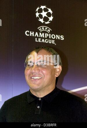 (Dpa) - der Stuttgarter Fußball-Trainer Felix Magath lächelt, als er während einer Pressekonferenz im Daimler-Stadion in Stuttgart, Deutschland, 30. September 2003 unter dem Logo der Champions League steht. Magath äußerte sich über die bevorstehende Champions League Spiel VfB Stuttgart gegen Manchester United. Stockfoto