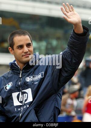 (Dpa) - kolumbianische Formel 1 pilot Montoya (BMW-Williams) wirft seine Arme und Wellen während der DriverÄs parade kurz vor dem Start der Formel 1 US Grand Prix in Indianapolis, 28. September 2003. Der US Grand Prix ist der 15. und der letzte aber ein Rennen der diesjährigen Formel 1 Meer Stockfoto