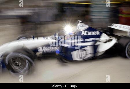 (Dpa) - kolumbianische Formeln ein pilot Montoya (BMW-Williams) und seinem Rennwagen in Aktion während des freien Trainings auf der Rennstrecke in Indianapolis, USA, 26. September 2003. Die US-Grand-Prix ist der 15. und der letzte, aber ein Rennen der diesjährigen Formel 1 Saison. Stockfoto