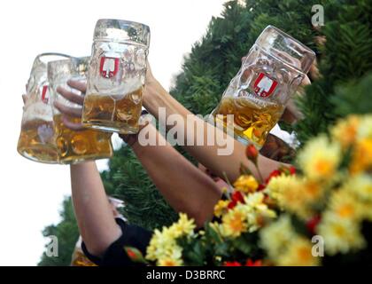 (Dpa) - Menschen klirren die Gläser auf dem Oktober Fest in München, 20. September 2003. Eine 1-Liter-Stein Bier kostet 6,25 Euro in diesem Jahr. Stockfoto