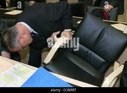 (Dpa) - der deutsche Finanzminister Hans Eichel inspiziert die Fahrzeugdaten von seinem Stuhl vor einer Sitzung des Bundesrates (FPK) in Berlin, 26. September 2003. Er hielt eine Rede über den Haushalt 2004 und Steuerpolitik. Stockfoto