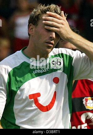 (Dpa) - die Datei Foto zeigt tschechischer Fußballspieler und-Trainer Jan Simak, spielt für den deutschen Fußballverein Hannover 96, in Hannover, 9. August 2003. Er hat seit 23 September gefehlt. Simak machte eine Reise nach Hause zu Tschechien letzte Woche und hat nicht seit zurückgegeben. Nach Angaben der tschechischen Zeitung "Sport" th Stockfoto