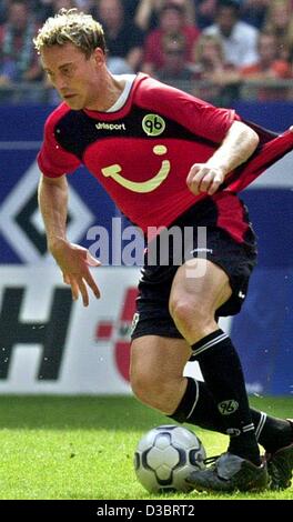 (Dpa) - die Datei Foto zeigt tschechischer Fußballspieler und-Trainer Jan Simak, spielt für den deutschen Fußballverein Hannover 96, in Hannover, 2. August 2003. Er hat seit 23 September gefehlt. Simak machte eine Reise nach Hause zu Tschechien letzte Woche und hat nicht seit zurückgegeben. Nach Angaben der tschechischen Zeitung "Sport" th Stockfoto