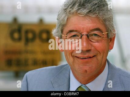 (Dpa) - Wilm Herlyn, Chefredakteur der "Deutschen Presse-Agentur GmbH" (deutsche Presse-Agentur Dpa), im Bild vor dem Dpa-Logo in Hamburg, 17. September 2003. Der 58 jährige ist seit 1991 Chefredakteur. Die Dpa ist Deutschlands führende Nachrichtenagentur und eines der größten Nachrichtengewinnung Stockfoto