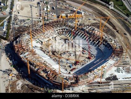 (Dpa) - die Luftaufnahme zeigt die Baustelle des neuen Fußballstadion, der Allianzarena im Norden von München, 19. September 2003. Das Eröffnungsspiel der Fußball-WM 2006 wird voraussichtlich in der Allianz Arena stattfinden. Mit geschätzten Kosten von 280 Millionen Euro das Stadion Stockfoto