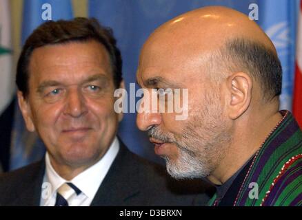 (Dpa) - deutsche Bundeskanzler Gerhard Schröder (L) und Afghan President Hamid Karzai (R) geben eine Pressekonferenz nach ihren Gesprächen in New York, 23. September 2003. Das Treffen fand am Rande der 58. Sitzung der Generalversammlung der Vereinten Nationen. Stockfoto