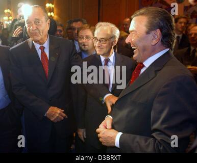 (Dpa) - German Chancellor Gerhard Schroeder (R) und der französische Präsident Jacques Chirac (L) teilen einen Lachen im Rahmen eines Empfangs der deutschen Mission anlässlich des 30-jährigen Jubiläums der deutschen UN-Mitgliedschaft in New York, 23. September 2003. Die Bundesrepublik Deutschland und der Deutschen Demokratischen R Stockfoto