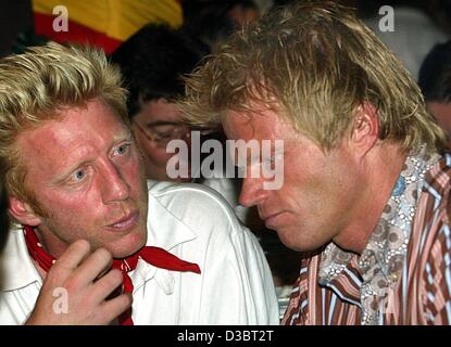 (Dpa) - die zwei Sport-Asse, ehemalige deutsche Tennisstar Boris Becker (L) und Bayern München-Fußball-Spieler Oliver Kahn, unterhalten Sie sich im Hippodrom Festzelt während der Oktober Fest in München 20. September 2003. Oktober Fest, das größte Volksfest der Welt, läuft bis zum 5. Oktober. Stockfoto