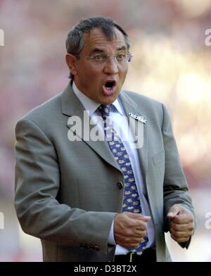 (Dpa) - Felix Magath, der Trainer der deutschen Fußballverein VfB Stuttgart seine Spieler schreit Beratung während eines Spiels in Stuttgart, Deutschland, 20. September 2003. Stockfoto