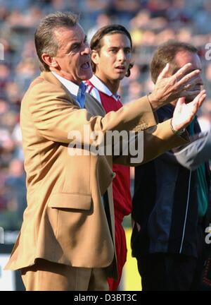 (Dpa) - Gesten Bayern Fußball-Trainer Ottmar Hitzfeld (vorne) an der Seitenlinie das Bundesliga-Spiel gegen FC Bayern München und Bayer 04 Leverkusen in München, 20. September 2003. Im Hintergrund weiterleiten der peruanischen Bayern Claudio Pizarro. Das Spiel endete mit einem 3: 3-Unentschieden. Leverkusen derzeit Rang Stockfoto