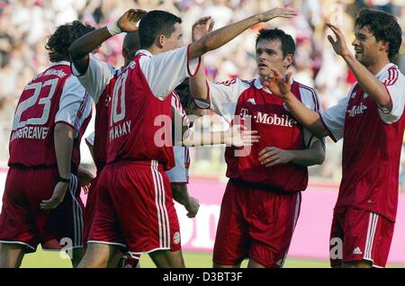 (Dpa) - Bayern Spieler Michael Ballack (R) und Willy Sagnol (2. v. R) gratulieren niederländischen Torjäger Roy Makaay (2. v. L) während das Bundesliga-Spiel gegen FC Bayern München und Bayer 04 Leverkusen in München, 20. September 2003. Das Spiel endete mit einem 3: 3-Unentschieden. Leverkusen rangiert derzeit zweiter, Stockfoto