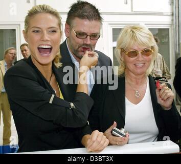 (Dpa) - deutsche Top-Model Heidi Klum behandelt ihren Eltern Günther und Erna Klum mit "Heidi Klum Fruchtgummis", werkseitig Katjes Frucht Gum und Lakritz in Emmerich, Deutschland, 20. September 2003. Das Modell eröffnet das neue Werk und wurde mit dieser Sonderausgabe von "Münzen" von Katjes geehrt. Nach Kat Stockfoto