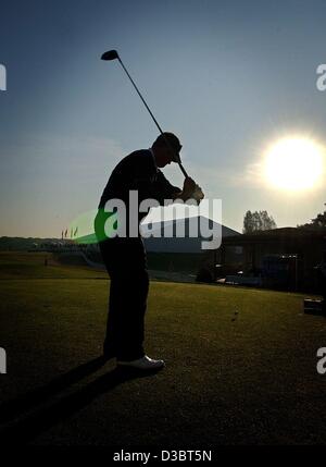 (Dpa) - Golfspieler Colin Montgomerie aus Schottland Abschlag in der Morgensonne während einer Trainingseinheit für die German Masters Turnier in Pulheim bei Köln, Deutschland, 18. September 2003. Stockfoto