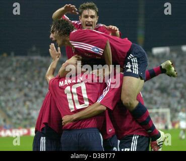 (Dpa) - Bayern Spieler Mittelfeldspieler Michael Ballack (R, bedeckt), Claudio Pizarro von Peru (C) und kroatischen Verteidiger Robert Kovac (C, hinten, oben) versammeln sich um ihren Teamkollegen Holländer Roy Makaay (C, unten, Nr. 10) zu übermitteln und jubeln nach Makaay das Endziel 2-1 während der UEFA erzielte weiterleiten Stockfoto